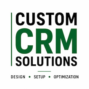 Puede incluir: Un diseño gráfico con el texto negro CUSTOM y SOLUTIONS y el gran texto verde CRM en el centro. Una línea vertical verde se encuentra a la izquierda. Debajo, el texto DESIGN • SETUP • OPTIMIZATION aparece en negro con puntos verdes.