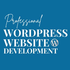 Op de afbeelding: Blauwe achtergrond met witte tekst: "Professional WordPress Website Development." Het WordPress-logo is zichtbaar. Het woord "Professional" is in een cursief lettertype.