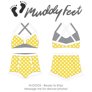 Könnte beinhalten: Ein gelb-weißes, gepunktetes Zweiteiler-Outfit mit einem bauchfreien Oberteil mit überkreuzten Trägern und einer hoch taillierten Shorts mit gerüschtem Saum und Knopfdetails. Der Text Muddy Feet steht oben mit zwei Fußabdruck-Symbolen.