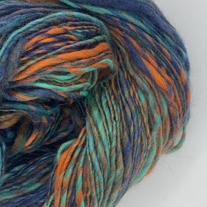 Handgesponnen rustiek blauwgroen garen, vingerkunstgaren, dikke en dunne textuur, breibenodigdheden, haakbenodigdheden
