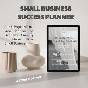 Könnte beinhalten: Ein digitales Produkt-Mockup auf dem Bildschirm eines Tablets. Der Bildschirm zeigt ein digitales Planer-Kit für kleine Unternehmen. Der Text auf dem Bildschirm lautet "Small Business Success Planner Kit - Essential Business Templates Bundle". Der Text unter dem Titel lautet "Planen, Organisieren und Erfolg haben. Optimieren Sie Ihre Strategien, setzen Sie klare Ziele und treiben Sie Ihr Geschäft voran mit unserem Small Business Success Planner Kit - Ihrem unverzichtbaren Werkzeug für tägliches Wachstum und Erfolg."