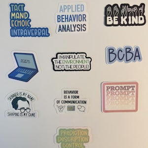 Può includere: Una collezione di adesivi colorati con vari testi e grafiche. Gli adesivi presentano frasi come "Applied Behavior Analysis", "Be Kind" e "I Manipulate the Environment Not the People!" Altri adesivi includono una grafica di un laptop e un ritratto di un uomo.