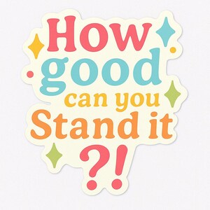 以下が含まれることがあります： 「How good can you stand it?!」というフレーズが、遊び心のあるカラフルなデザインで描かれたステッカー。 赤、青、オレンジ、黄色の文字と、星型の装飾が特徴です。