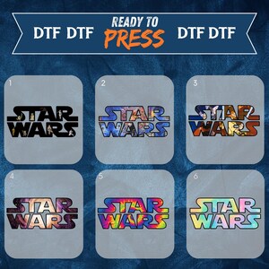 Könnte beinhalten: Sechs DTF (Direct to Film) Wärmeübertragungsdesigns mit dem "Star Wars"-Logo in verschiedenen Farbkombinationen. Die Designs befinden sich auf grauen rechteckigen Hintergründen. Oben im Bild steht "Ready to Press".