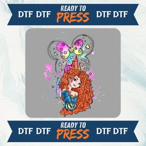 K&ouml;nnte beinhalten: Ein DTF-Transferdesign (Direct to Film) mit einer Cartoon-Illustration einer Prinzessin mit roten Locken, einem blauen Kleid und einem Schloss. Das Design enth&auml;lt eine rosa und gelbe Schleife und den Text "READY TO PRESS".