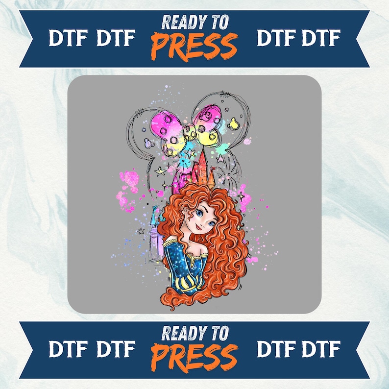 K&ouml;nnte beinhalten: Ein DTF-Transferdesign (Direct to Film) mit einer Cartoon-Illustration einer Prinzessin mit roten Locken, einem blauen Kleid und einem Schloss. Das Design enth&auml;lt eine rosa und gelbe Schleife und den Text "READY TO PRESS".