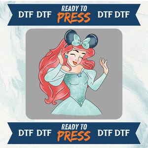 Op de afbeelding: Waterverfillustratie van een prinses met rood haar, gekleed in een zeegroene jurk en een strik met muizenoren. De afbeelding staat op een grijze achtergrond met de woorden "READY TO PRESS" in oranje en wit.