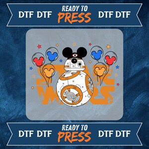 Op de afbeelding: Een DTF (Direct to Film) transferontwerp met een BB-8 droid met Mickey Mouse oren, omringd door Mickey Mouse ballonclusters in rood, blauw en oranje. De woorden "READY TO PRESS" zijn in oranje en "STAR WARS" is in oranje.
