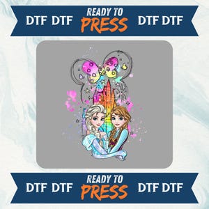 Könnte beinhalten: Ein DTF (Direct to Film) Transfer mit einer farbenfrohen Illustration von zwei animierten Prinzessinnen, einem Schloss und einem bogenförmigen Design. Der Text "READY TO PRESS" ist orangefarben. Der Hintergrund ist grau.