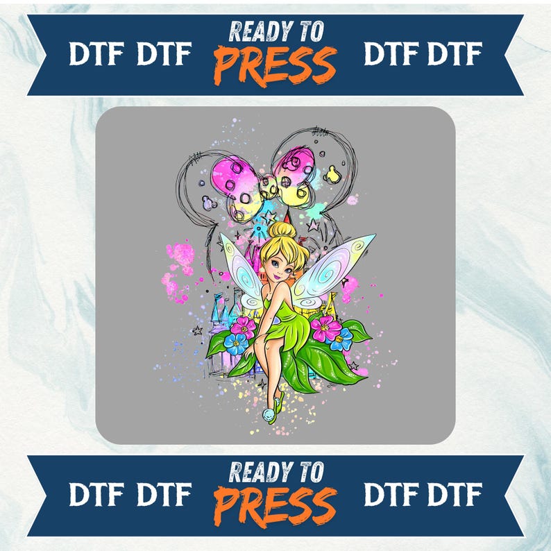 K&ouml;nnte beinhalten: Ein DTF-Transferdesign (Direct to Film) mit einer Cartoon-Fee mit gr&uuml;nen und gelben Fl&uuml;geln, einem gr&uuml;nen Kleid und einem blonden Dutt. Das Design beinhaltet einen Schmetterling, Blumen und den Text "READY TO PRESS".