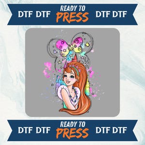 K&ouml;nnte beinhalten: Ein DTF (Direct to Film) Transferdesign mit einer Cartoon-Prinzessin mit langen roten Haaren, einem rosa Kleid und einem Schloss-Hintergrund. Das Design enth&auml;lt eine Mickey Mouse Ohrenschleife und den Text "READY TO PRESS".