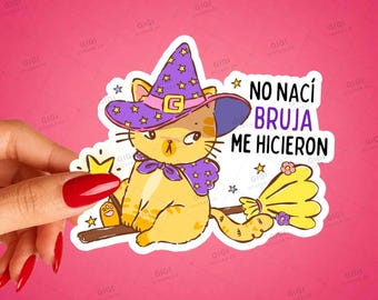 No Nací Bruja, Me Hicieron Sticker – Funny Spanish Witch Cat Decal, Latina Halloween Gift