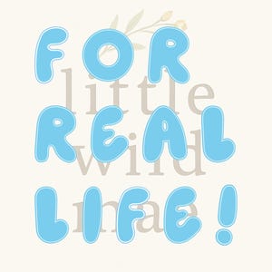 Puede incluir: Fondo de color crema claro con las palabras "FOR REAL LIFE!" en letras grandes de burbujas de color azul claro. Las palabras "little wind" est&aacute;n en una fuente gris m&aacute;s peque&ntilde;a detr&aacute;s de las letras azules. Una peque&ntilde;a ramita floral est&aacute; en la esquina superior derecha.
