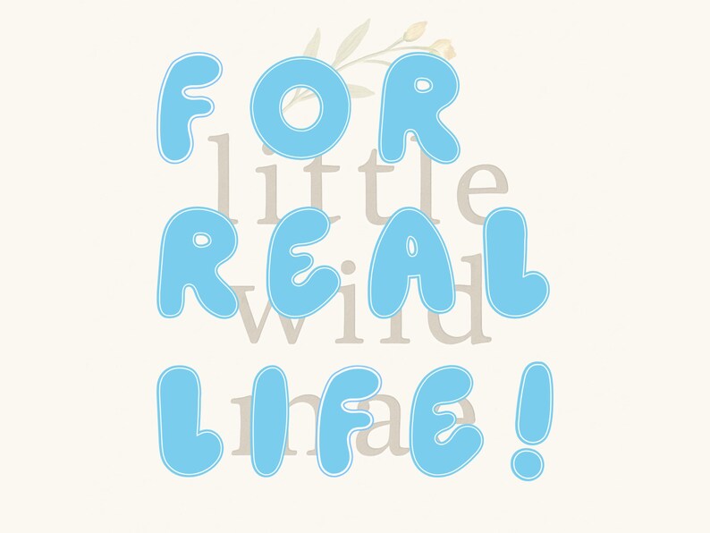 Puede incluir: Fondo de color crema claro con las palabras "FOR REAL LIFE!" en letras grandes de burbujas de color azul claro. Las palabras "little wind" est&aacute;n en una fuente gris m&aacute;s peque&ntilde;a detr&aacute;s de las letras azules. Una peque&ntilde;a ramita floral est&aacute; en la esquina superior derecha.