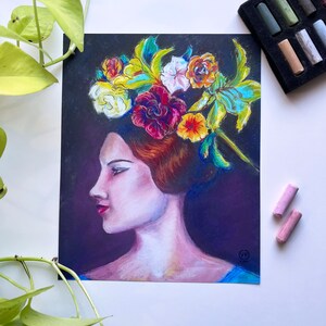 Könnte beinhalten: Eine bunte Pastellzeichnung einer Frau mit einer Blumenkrone auf dem Kopf. Die Frau blickt zur Seite und hat einen sanften, verträumten Ausdruck. Der Hintergrund ist dunkelviolett.