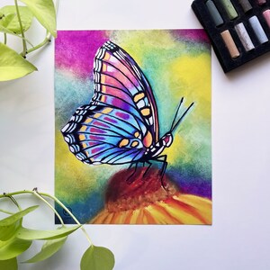 Könnte beinhalten: Ein farbenfroher Schmetterling mit blauen, violetten und gelben Flügeln sitzt auf einer gelben Blume. Der Schmetterling ist realistisch gemalt mit detaillierten Markierungen auf seinen Flügeln.