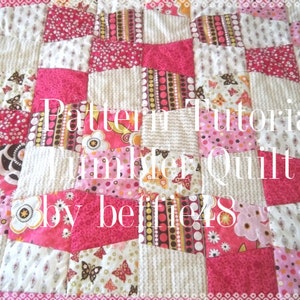 Pode incluir: Uma colcha de retalhos rosa e branca com um tutorial de padrão para uma "Tumbler Quilt" de "beffie48".