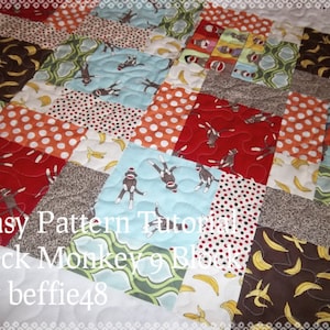 Puede incluir: Un edredón de retazos con varios patrones de tela, incluyendo monos de calcetín, plátanos y lunares. El edredón está hecho de cuadrados en rojo, azul, marrón y blanco. El texto "Easy Pattern Tutorial Sock Monkey 9 Block by beffie48" es visible.