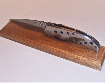 Full View Single Blade Pocket Knife Display - Solid Clear Mahogany Base