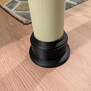 Puede incluir: Un juego de tres tazas de cerámica con un acabado mate moteado. Las tazas son de color crema, gris claro y gris oscuro. Cada taza tiene un diseño simple y minimalista, ideal para café o té.