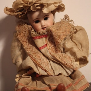 Antike und seltene kleine Mignonnette Porzellan Kekspuppe SFBJ 301 3/0