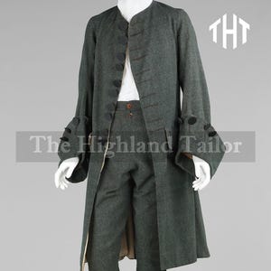 Pode incluir: Um traje histórico de três peças em verde escuro. O traje inclui um casaco comprido com botões pretos, calças até ao joelho a condizer e uma camisa branca com gola. O casaco tem punhos decorativos. O texto "The Highland Tailor" é visível.