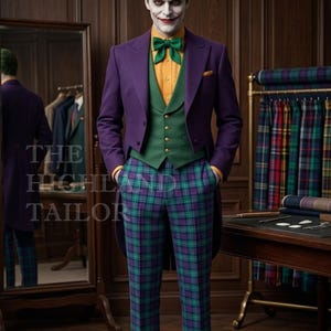 Puede incluir: Un traje de levita morado con pantalones a cuadros verdes y morados, un chaleco verde y una camisa amarilla. La persona lleva una pajarita verde y maquillaje blanco. El texto "THE HIGHLAND TAILOR" es visible.