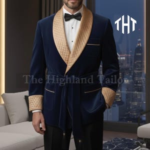 Puede incluir: Una bata de terciopelo azul marino con cuello chal y puños acolchados color beige. La bata tiene un cinturón a juego y ribetes dorados. El texto "The Highland Tailor" es visible en la bata. Se lleva una pajarita negra con una camisa blanca.