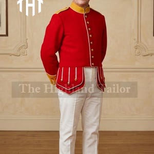 Puede incluir: Chaqueta roja de estilo militar con ribetes y botones dorados, combinada con pantalones blancos. La chaqueta presenta charreteras doradas y detalles blancos decorativos. El texto "The Highland Tailor" es visible. El atuendo es formal y a medida.