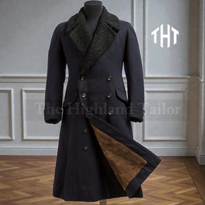 Könnte beinhalten: Ein marineblauer, doppelreihiger Mantel mit einem schwarzen Kunstfellkragen. Der Mantel hat eine lange Länge, Knopfverschlüsse und ein braunes Innenfutter. Der Text "The Highland Tailor" ist sichtbar.