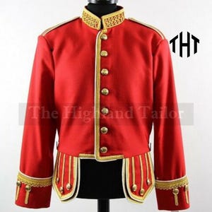 Puede incluir: Chaqueta militar roja con adornos y botones dorados. La chaqueta tiene cuello alto y detalles dorados en los puños y el dobladillo. El texto "The Highland Tailor" es visible en la parte delantera.