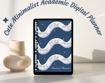 Peut inclure: Un agenda numérique sur une tablette avec un fond bleu marine et des rubans blancs avec les années 2025 et 2026. Le texte "Cute Minimalist Academic Digital Planner" est arqué au-dessus de la tablette. Deux vases en céramique beiges sont à gauche.