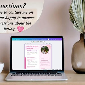 Peut inclure: Un ordinateur portable affiche un mod&egrave;le de CV rose et blanc. Le texte "Questions? N'h&eacute;sitez pas &agrave; me contacter sur Etsy, je suis heureux de r&eacute;pondre &agrave; toutes vos questions sur l'annonce." est au-dessus. Un bol blanc et un vase d&eacute;coratif sont &eacute;galement visibles.