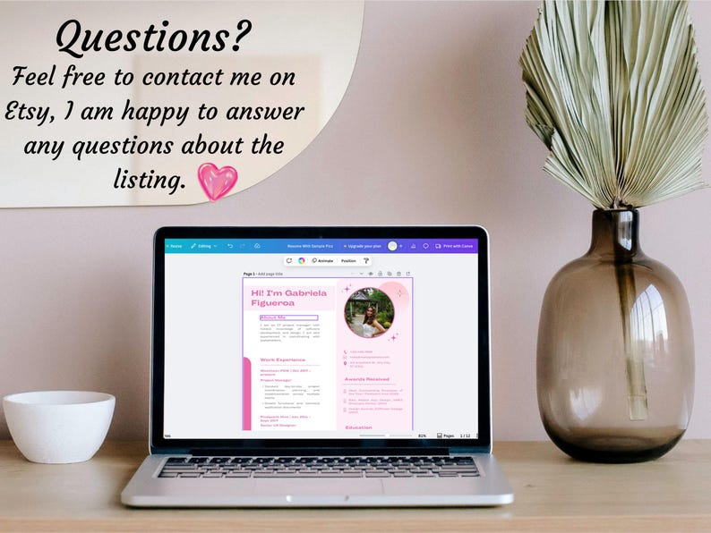 Peut inclure: Un ordinateur portable affiche un mod&egrave;le de CV rose et blanc. Le texte "Questions? N'h&eacute;sitez pas &agrave; me contacter sur Etsy, je suis heureux de r&eacute;pondre &agrave; toutes vos questions sur l'annonce." est au-dessus. Un bol blanc et un vase d&eacute;coratif sont &eacute;galement visibles.