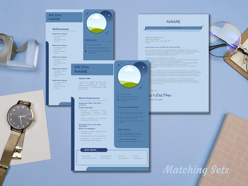 Peut inclure: Ensemble de mod&egrave;les de CV bleu clair au design moderne. L'ensemble comprend un CV, une lettre de motivation et une feuille de r&eacute;f&eacute;rences. Le CV pr&eacute;sente un espace r&eacute;serv&eacute; circulaire pour la photo et le texte "Hi! I'm NAME". Une montre et des lunettes dor&eacute;es sont &eacute;galement visibles.