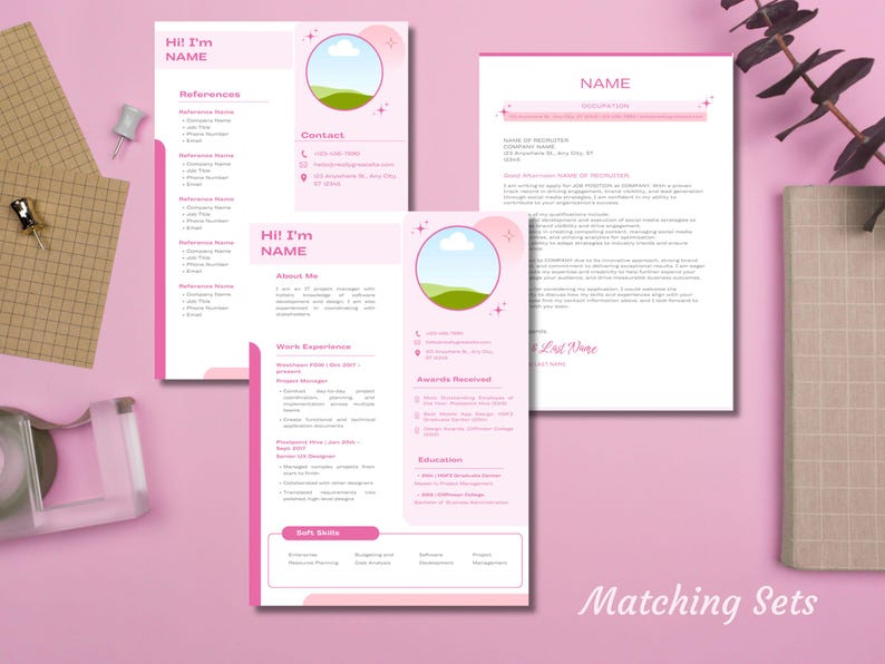 Peut inclure: Ensemble de mod&egrave;les de CV roses et blancs avec un espace r&eacute;serv&eacute; &agrave; une image circulaire. Les CV comprennent des sections pour les r&eacute;f&eacute;rences, les coordonn&eacute;es, l'exp&eacute;rience professionnelle et les comp&eacute;tences. Les mots "Hi! I'm NAME" et "Matching Sets" sont visibles.
