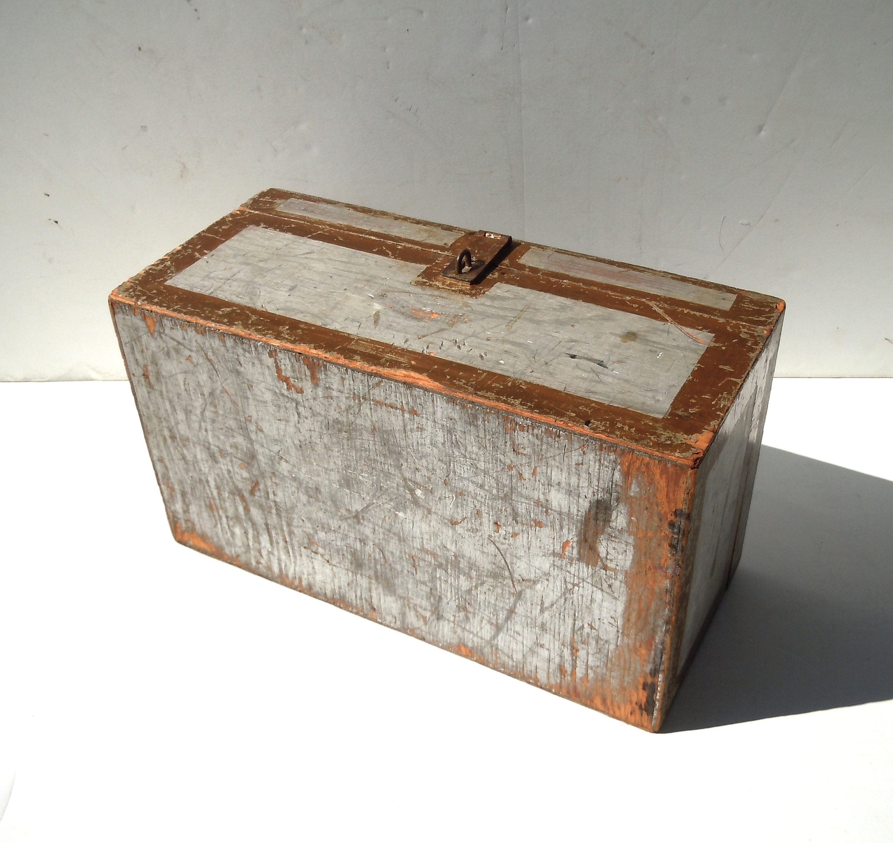 Vintage Wood Box With Handle and Closure Latch / Painted Rustic