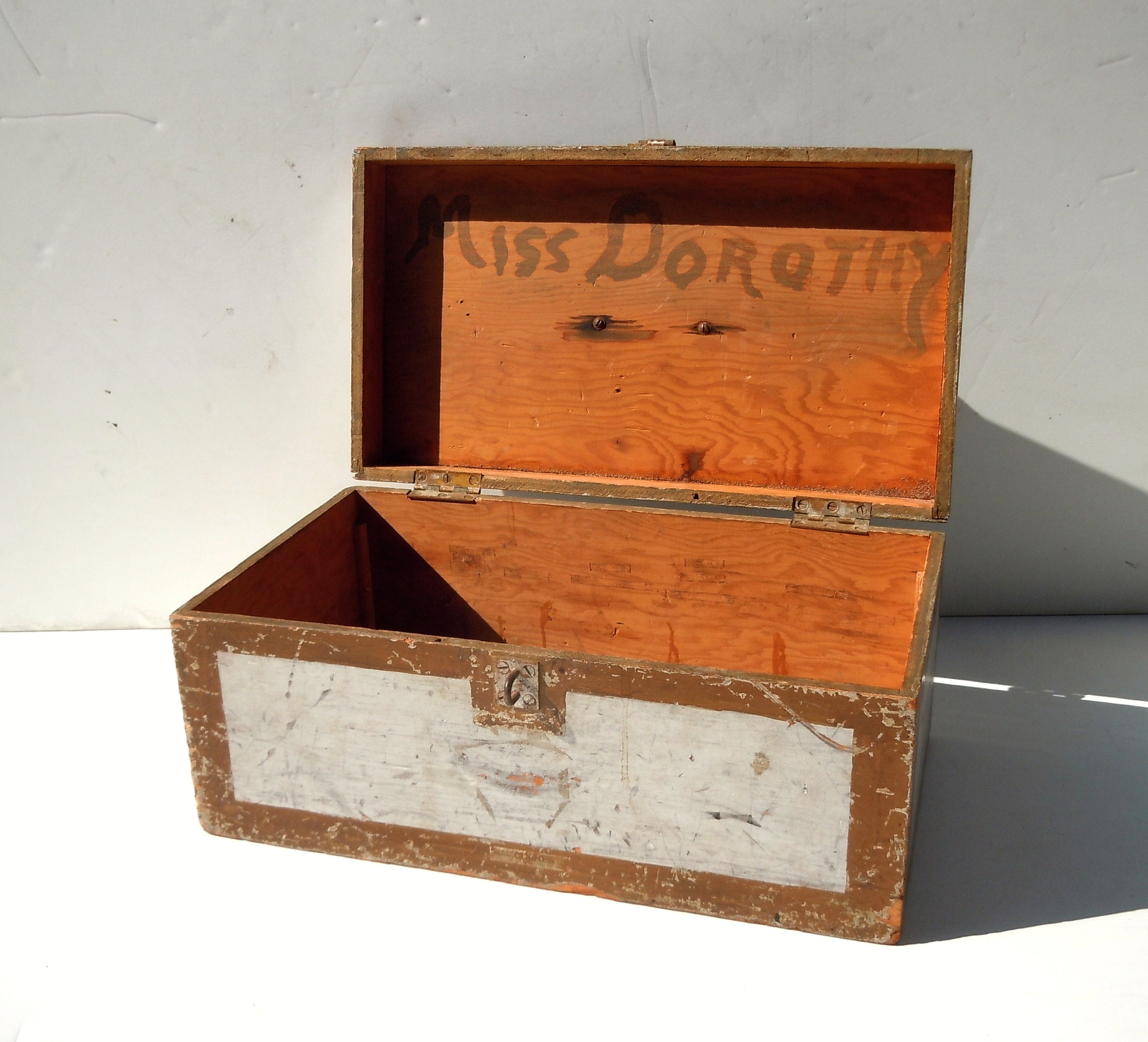 Vintage Wood Box With Handle and Closure Latch / Painted Rustic