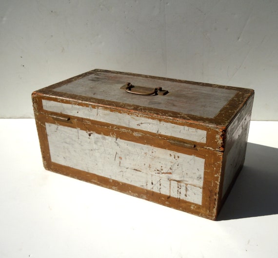 Vintage Wood Box With Handle and Closure Latch / Painted Rustic
