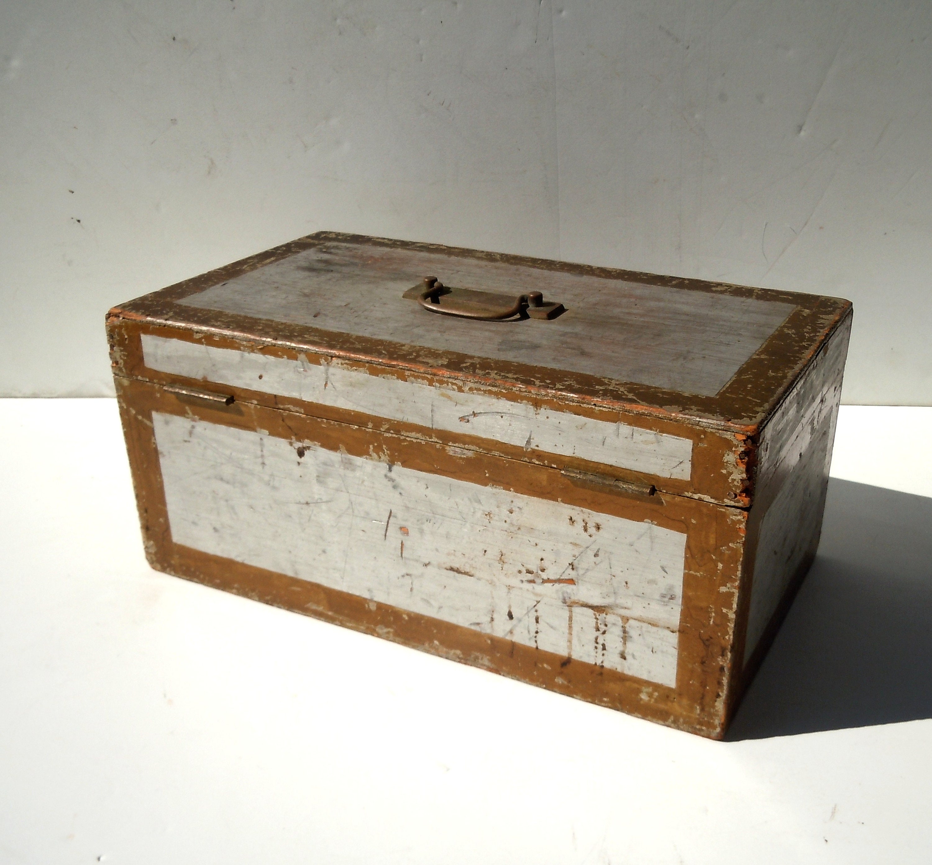 Vintage Wood Box With Handle and Closure Latch / Painted Rustic