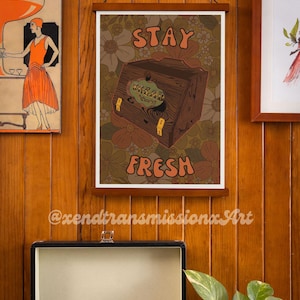 Puede incluir: Un póster de estilo retro con una caja de madera y el texto "Stay Fresh" en una fuente groovy. La caja tiene una etiqueta verde con la palabra "Bazooka" en ella. El fondo es un patrón psicodélico de flores y remolinos en tonos naranja, marrón y verde.