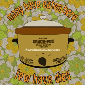 Peut inclure: Un appareil de cuisson lent Rival Crock-Pot brun et beige avec un fond à motif floral. Le texte sur le Crock-Pot indique "RIVAL CROCK-POT SLOW-COOKER SERVER @xendtransmissionartx". Le Crock-Pot a trois réglages : OFF, LOW et HIGH. Le texte sur l'image indique "many have eaten here few have died."