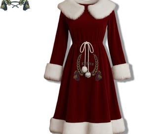 Puede incluir: Un vestido de terciopelo burdeos con cuello, puños y dobladillo de piel sintética blanca. El vestido de manga larga presenta una cintura ceñida y un emblema decorativo con el texto "K-Fitz".