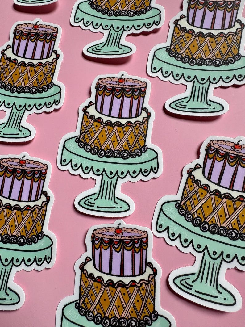 Pu&ograve; includere: Una collezione di adesivi con torte a due piani con disegni intricati. Le torte hanno una base marrone chiaro con un motivo a diamante, uno strato intermedio lavanda e una ciliegia in cima. Ogni torta poggia su un alzatina verde chiaro su sfondo rosa.