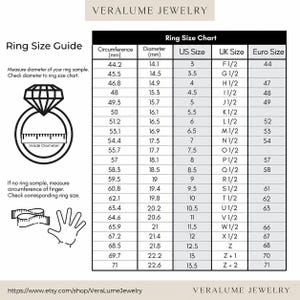 以下が含まれることがあります： Veralume Jewelryのリングサイズガイドとチャート。円周(mm)、直径(mm)、米国サイズ、英国サイズ、欧州サイズの列がある表です。リングのアイコンと測定線、手のイラストが含まれています。