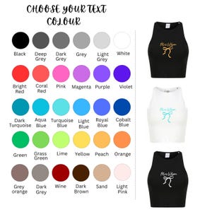 Op de afbeelding: Afbeelding met een kleurenkaart met tekstopties en drie tanktops. De tekstopties omvatten verschillende kleuren zoals zwart, rood en paars. De tanktops zijn zwart en wit, met de tekst "Mrs Wilson" en een strik.