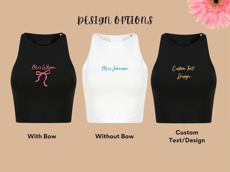 Op de afbeelding: Drie mouwloze crop tops in zwart en wit, met de tekst "DESIGN OPTIONS" bovenaan. De zwarte tops hebben roze tekst en een strikdesign, en gouden tekst. De witte top heeft turquoise tekst. De onderkant van de afbeelding heeft de tekst "With Bow", "Without Bow" en "Custom Text/Design".