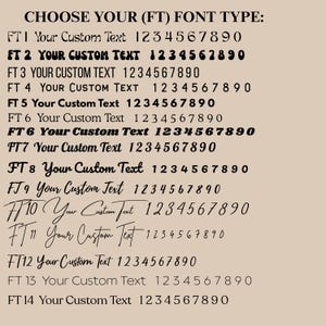 Op de afbeelding: Een beige achtergrond toont een lettertype selectiegids. De tekst "CHOOSE YOUR (FT) FONT TYPE:" staat bovenaan. Veertien lettertypestijlen worden getoond, elk met een voorbeeld van "Your Custom Text" en de cijfers 1 tot en met 0.