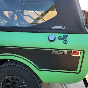 The black Emblem is 4 mm thick and looks amazing on this green Scout II !