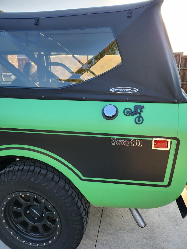 The black Emblem is 4 mm thick and looks amazing on this green Scout II !